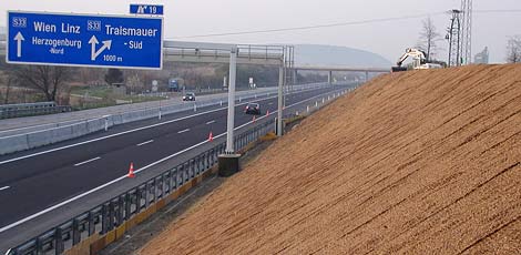 Cocomesh sebagai media penghijauan jalan tol