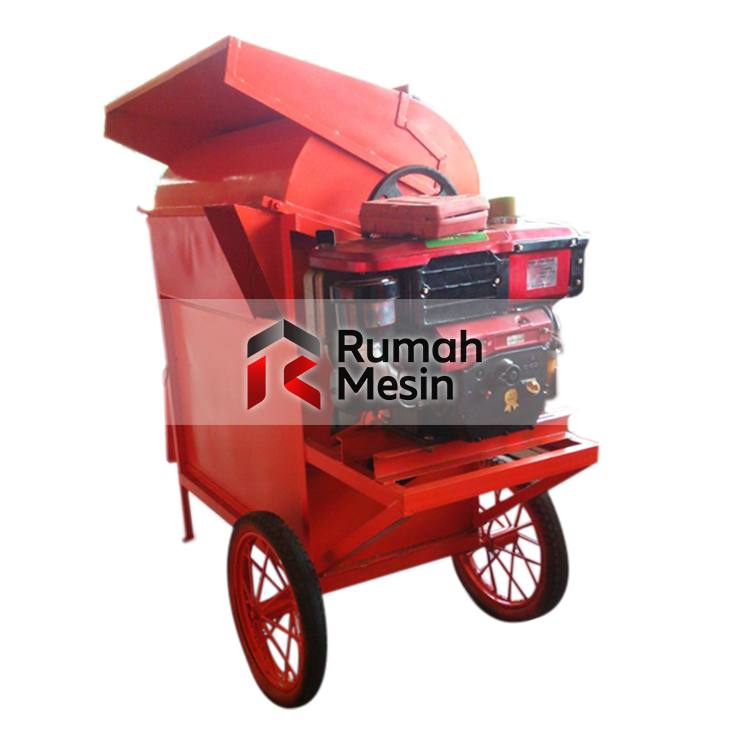 Petani menggunakan power thresher padi untuk membantu proses perontokan gabah setelah panen.